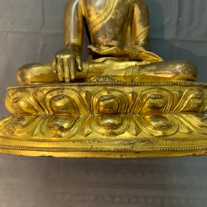 A Sino-Tibetan gilt-copper figure of Buddha Shakyamuni, 17/18th C. — 照片 10