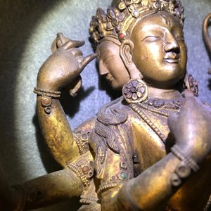 A Sino-Tibetan inlaid gilt bronze figure of Ushnishavijaya, 17/18th C. — 照片 5