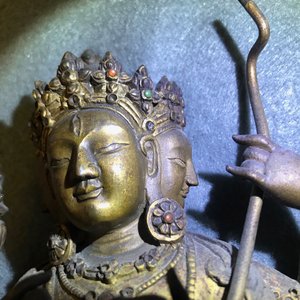 A Sino-Tibetan inlaid gilt bronze figure of Ushnishavijaya, 17/18th C. — 照片 7