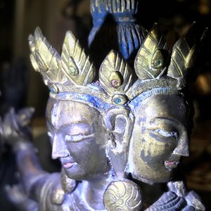 A Sino-Tibetan inlaid gilt bronze figure of Ushnishavijaya, 18th C. — 照片 25