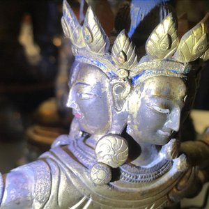 A Sino-Tibetan inlaid gilt bronze figure of Ushnishavijaya, 18th C. — 照片 27