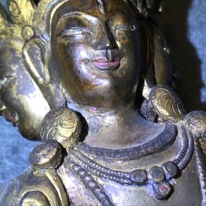 A Sino-Tibetan inlaid gilt bronze figure of Ushnishavijaya, 18th C. — 照片 37