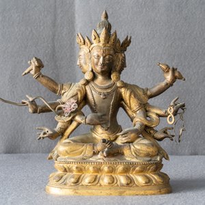 A Sino-Tibetan inlaid gilt bronze figure of Ushnishavijaya, 18th C. — 照片 4