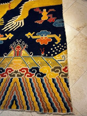 A Sino-Tibetan inscribed woollen 'Dragon' pillar carpet, 19th C. — photo 12