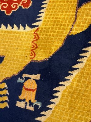 A Sino-Tibetan inscribed woollen 'Dragon' pillar carpet, 19th C. — photo 15