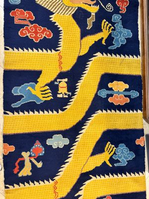 A Sino-Tibetan inscribed woollen 'Dragon' pillar carpet, 19th C. — photo 2