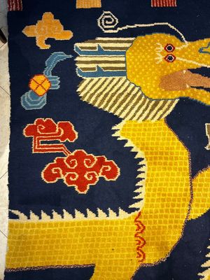 A Sino-Tibetan inscribed woollen 'Dragon' pillar carpet, 19th C. — photo 7