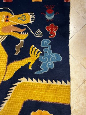 A Sino-Tibetan inscribed woollen 'Dragon' pillar carpet, 19th C. — photo 8