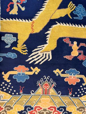 A Sino-Tibetan inscribed woollen 'dragon' pillar carpet, 19th C. — photo 3