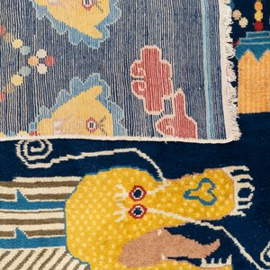 A Sino-Tibetan inscribed woollen 'dragon' pillar carpet, 19th C. — photo 7