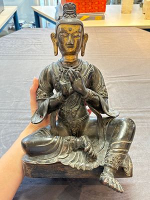 A Sino-Tibetan parcel-gilt-bronze figure of a Bodhisattva, 19/20th C. — foto 1