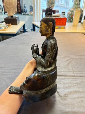 A Sino-Tibetan parcel-gilt-bronze figure of a Bodhisattva, 19/20th C. — foto 2