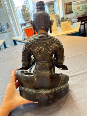 A Sino-Tibetan parcel-gilt-bronze figure of a Bodhisattva, 19/20th C. — foto 3