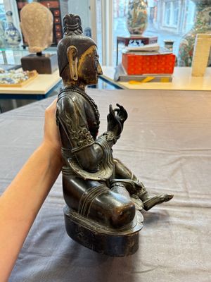 A Sino-Tibetan parcel-gilt-bronze figure of a Bodhisattva, 19/20th C. — foto 4
