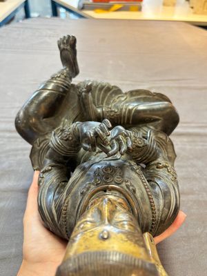 A Sino-Tibetan parcel-gilt-bronze figure of a Bodhisattva, 19/20th C. — foto 6