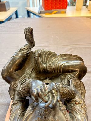 A Sino-Tibetan parcel-gilt-bronze figure of a Bodhisattva, 19/20th C. — foto 7