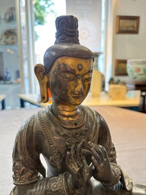 A Sino-Tibetan parcel-gilt-bronze figure of a Bodhisattva, 19/20th C. — foto 9