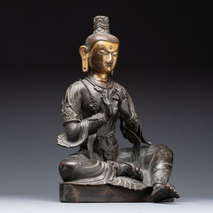 A Sino-Tibetan parcel-gilt-bronze figure of a Bodhisattva, 19/20th C. — foto 1