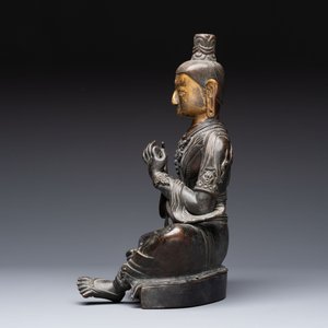 A Sino-Tibetan parcel-gilt-bronze figure of a Bodhisattva, 19/20th C. — foto 3