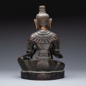 A Sino-Tibetan parcel-gilt-bronze figure of a Bodhisattva, 19/20th C. — foto 4
