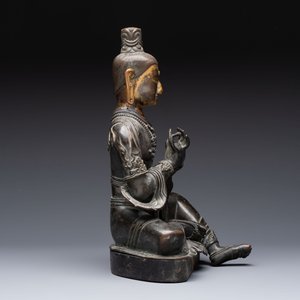 A Sino-Tibetan parcel-gilt-bronze figure of a Bodhisattva, 19/20th C. — foto 5