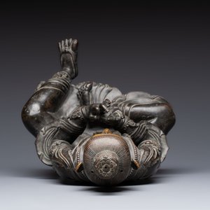 A Sino-Tibetan parcel-gilt-bronze figure of a Bodhisattva, 19/20th C. — foto 6