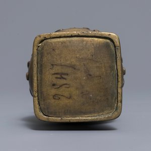 A Sino-Tibetan silver-inlaid bronze vase, 18/19th C. — 照片 5