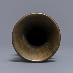 A Sino-Tibetan silver-inlaid bronze vase, 18/19th C. — 照片 6