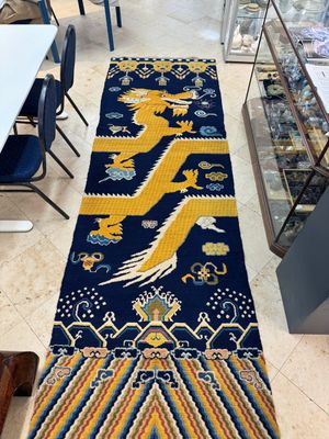 A Sino-Tibetan woollen 'Dragon' pillar carpet, 19th C. — 照片 1