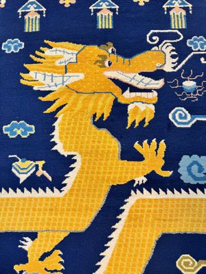 A Sino-Tibetan woollen 'Dragon' pillar carpet, 19th C. — 照片 3