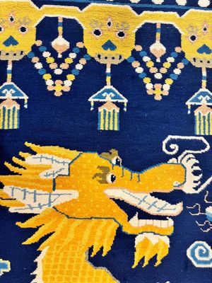 A Sino-Tibetan woollen 'Dragon' pillar carpet, 19th C. — 照片 4
