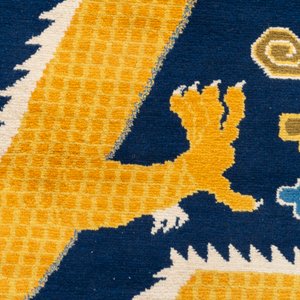 A Sino-Tibetan woollen 'Dragon' pillar carpet, 19th C. — 照片 4