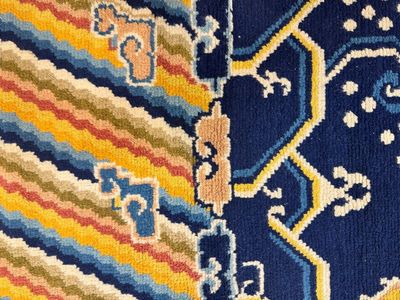 A Sino-Tibetan woollen 'dragon' pillar carpet, 19th C. — photo 5