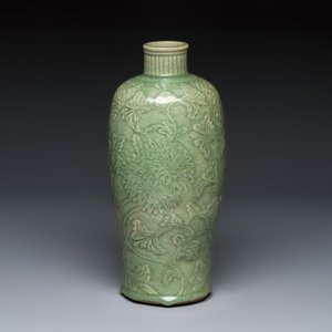 A slender Chinese Longquan celadon 'Meiping' vase with carved floral design — 照片 1