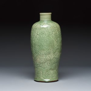 A slender Chinese Longquan celadon 'Meiping' vase with carved floral design — 照片 2