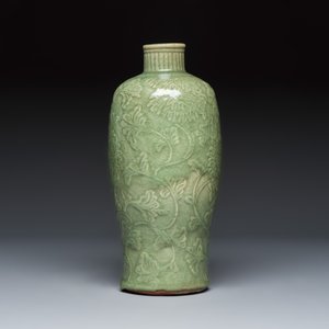 A slender Chinese Longquan celadon 'Meiping' vase with carved floral design — 照片 3