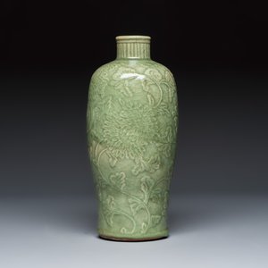 A slender Chinese Longquan celadon 'Meiping' vase with carved floral design — 照片 4