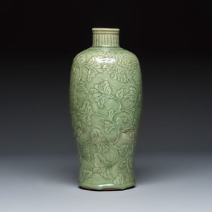 A slender Chinese Longquan celadon 'Meiping' vase with carved floral design — 照片 5