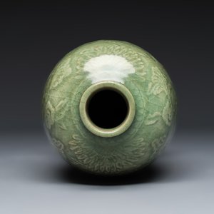 A slender Chinese Longquan celadon 'Meiping' vase with carved floral design — 照片 6
