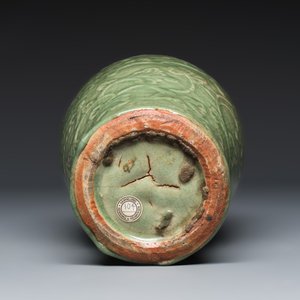 A slender Chinese Longquan celadon 'Meiping' vase with carved floral design — 照片 7