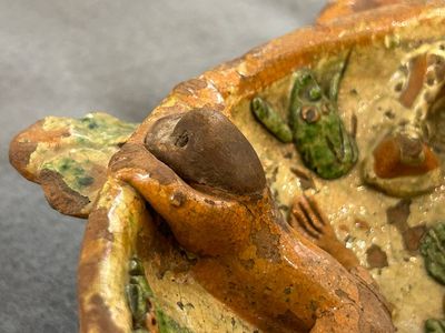 A slip-decorated three-handled earthenware bowl, probably Germany, 16/17th C. — photo 11