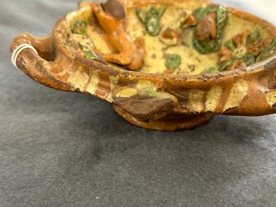 A slip-decorated three-handled earthenware bowl, probably Germany, 16/17th C. — photo 3