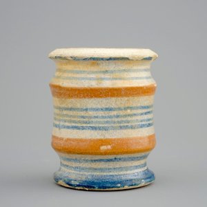 A small Antwerp maiolica albarello, ca. 1580 — 照片 2