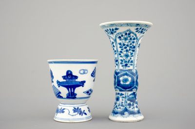 A small blue and white Chinese porcelain vase and a blue and white wine cup, Kangxi, ca. 1700