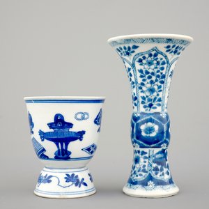 A small blue and white Chinese porcelain vase and a blue and white wine cup, Kangxi, ca. 1700 — photo 1