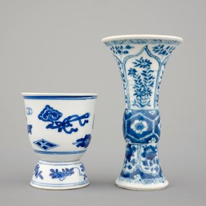 A small blue and white Chinese porcelain vase and a blue and white wine cup, Kangxi, ca. 1700 — photo 2