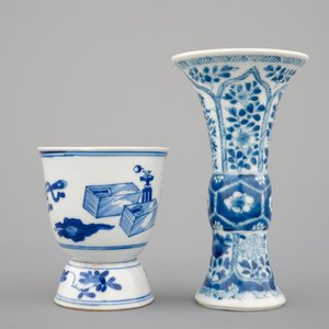 A small blue and white Chinese porcelain vase and a blue and white wine cup, Kangxi, ca. 1700 — photo 3
