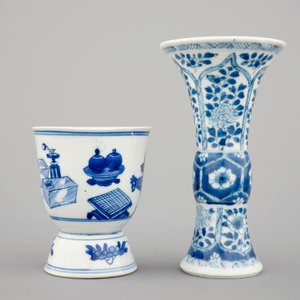 A small blue and white Chinese porcelain vase and a blue and white wine cup, Kangxi, ca. 1700 — photo 4