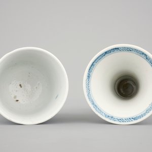 A small blue and white Chinese porcelain vase and a blue and white wine cup, Kangxi, ca. 1700 — photo 5