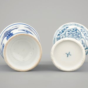 A small blue and white Chinese porcelain vase and a blue and white wine cup, Kangxi, ca. 1700 — photo 6
